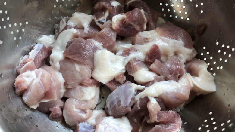 千张包肉,肉切小块清洗干净,控水