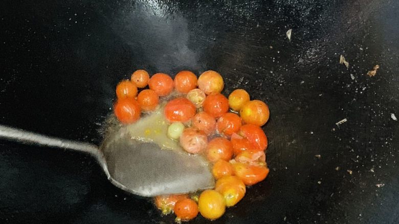 番茄打卤黄皮鱼,铲子轻轻按压,把番茄摁爆。
