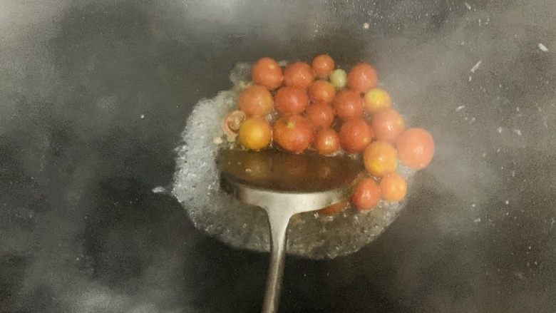 番茄打卤黄皮鱼,加入没过番茄的水。