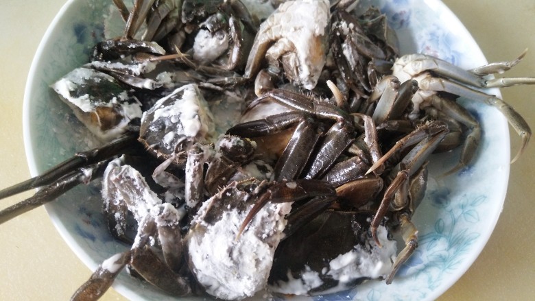 六月黄炒年糕,六月黄洗净对半切,占淀粉
