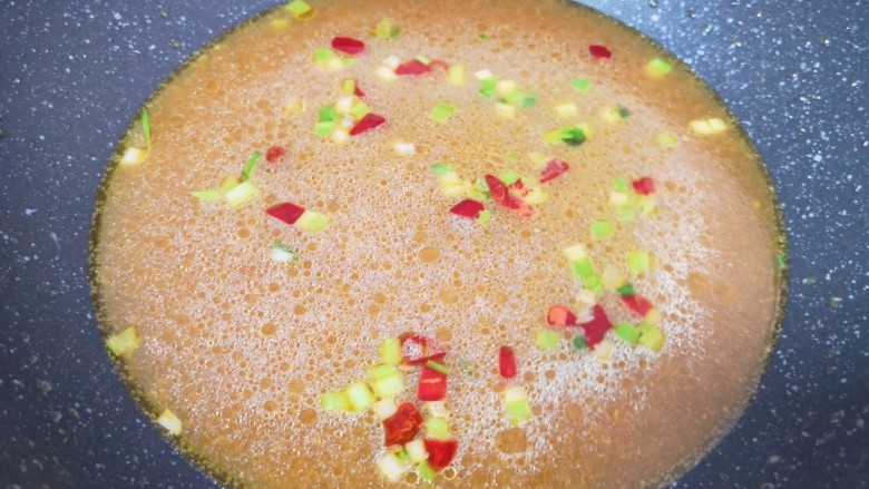 家常烧豆腐,加入开水,放盐和酱油调味。