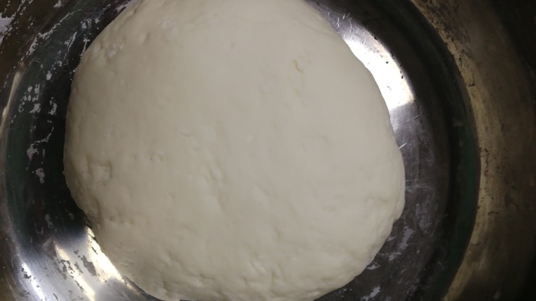 韭菜锅贴,揉成光滑面团,饧面30分钟。