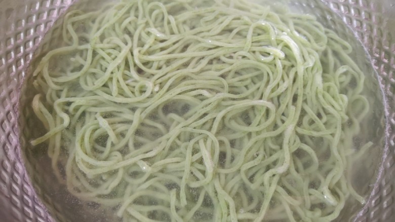 老北京炸酱面,面条煮熟过一下凉水(用纯净水或者提前烧好水晾凉)。