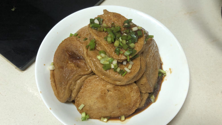 红烧素鸡,关火,出锅装盘撒上葱花