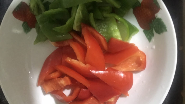 家常烧豆腐,装入盘中备用,腾空间,因为菜板还要切其他的食材