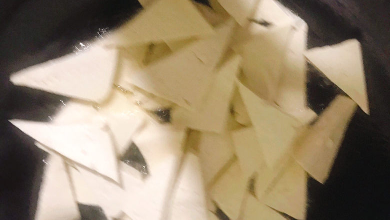 家常烧豆腐,油热后倒入豆腐,小火慢慢煎,煎豆腐需要耐心