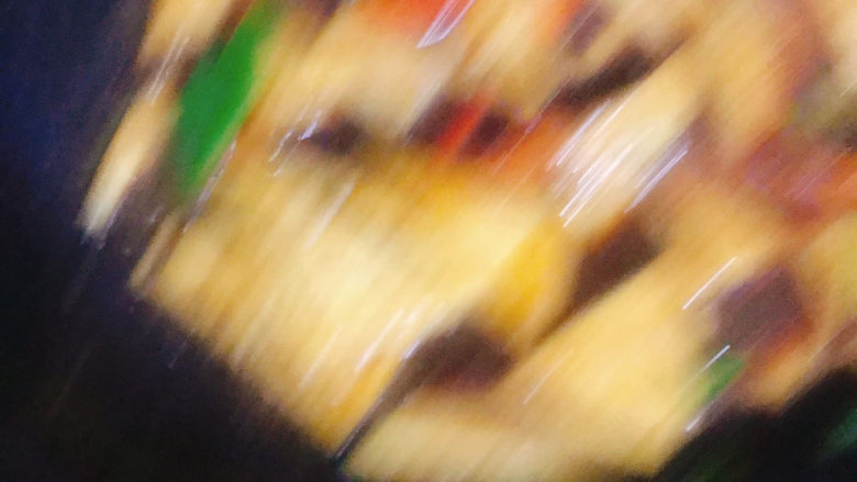 家常烧豆腐,倒入调好的料汁,翻炒均匀,不停的翻动,防止糊锅,这步没有拍好