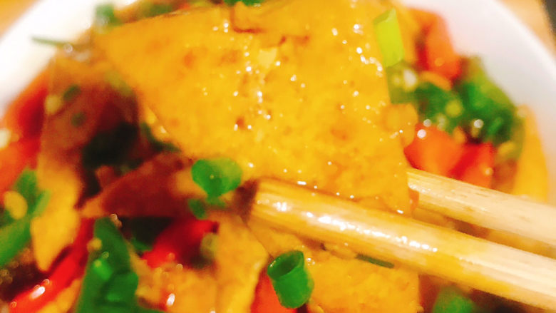 家常烧豆腐,每一块豆腐都是金黄闪亮,色泽诱人,看着就有食欲,超级好吃,两个孩子都说好吃,都吃了好多,孩子们喜欢吃就是对妈妈厨艺的肯定😄😄