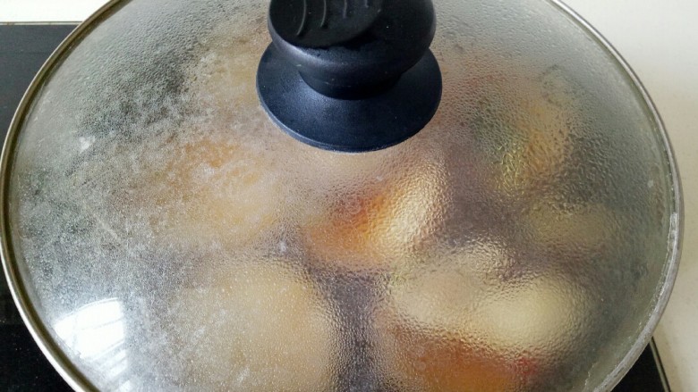 红烧素鸡,盖上锅盖,中小火焖煮8分钟即可