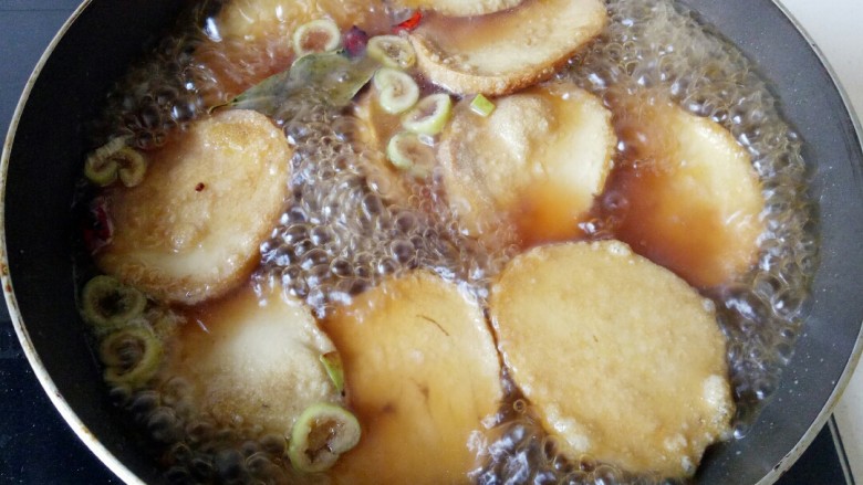红烧素鸡,放入提前煎至的素鸡,大火煮开