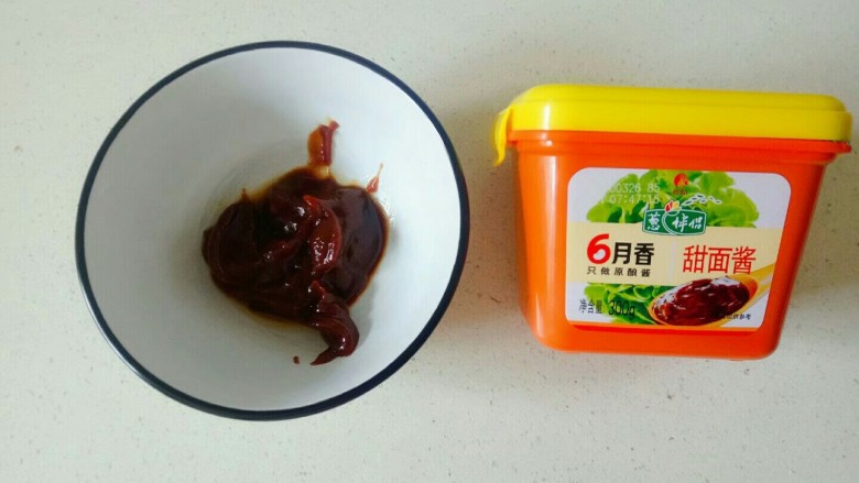 老北京炸酱面,取一个碗,放入<a style='color:red;display:inline-block;' href='/shicai/ 712'>甜面酱</a>