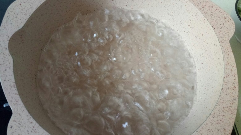 老北京炸酱面,锅中加入适量清水烧开,加入一勺盐