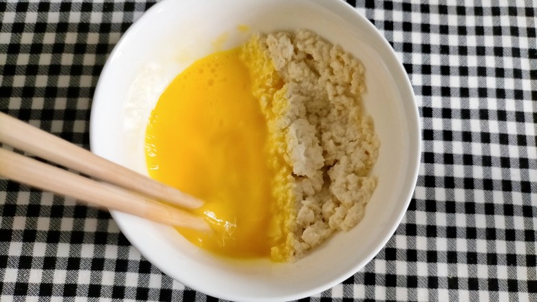 豆腐蒸蛋,搅拌鸡蛋至冒泡