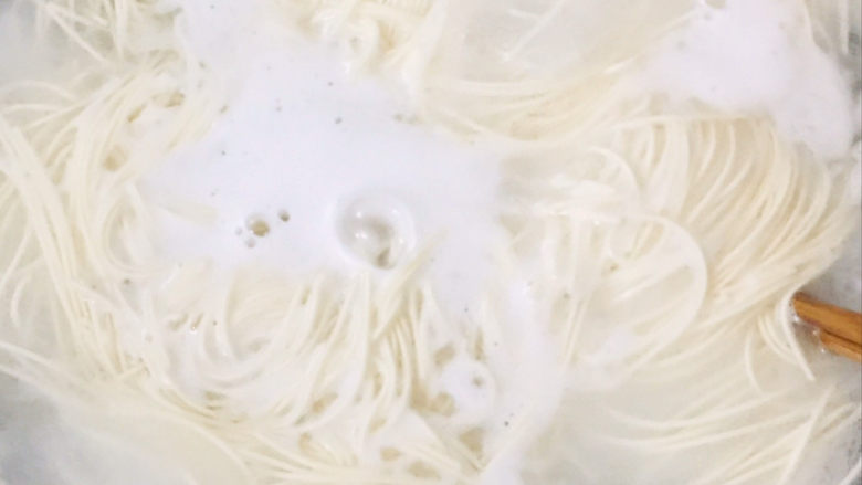 老北京炸酱面,用筷子搅拌一下,煮至软硬适中~