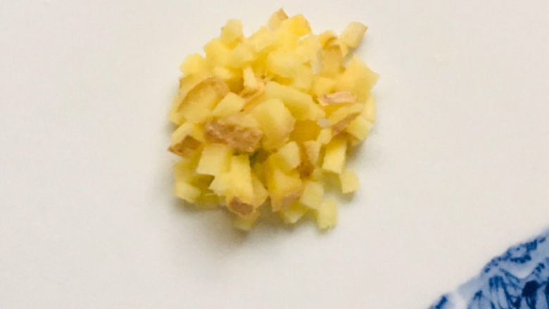 老北京炸酱面,蒜洗净切碎~