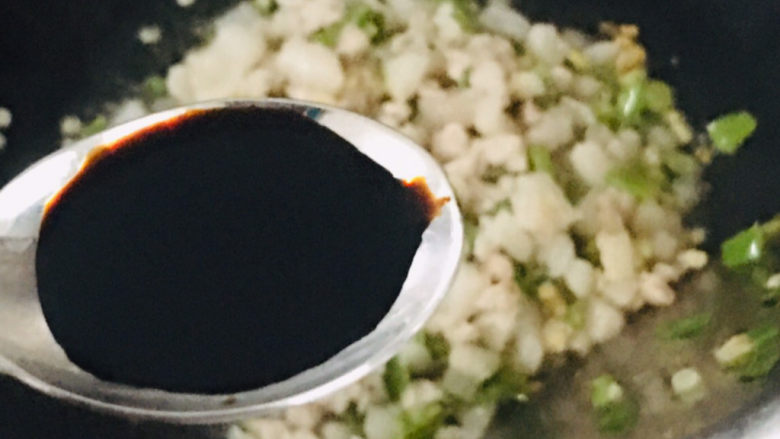 老北京炸酱面,加半勺酱油提色~