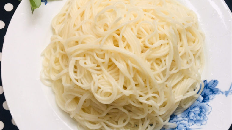 老北京炸酱面,装入盘子~