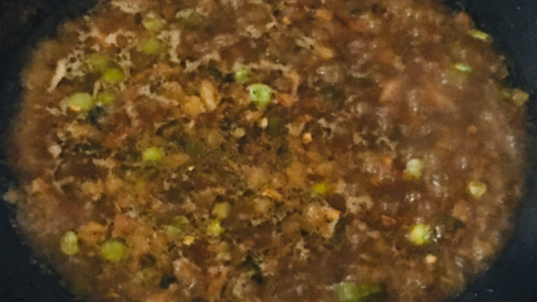 老北京炸酱面,锅中加水,小火慢煮,煮至汤汁浓稠即可~