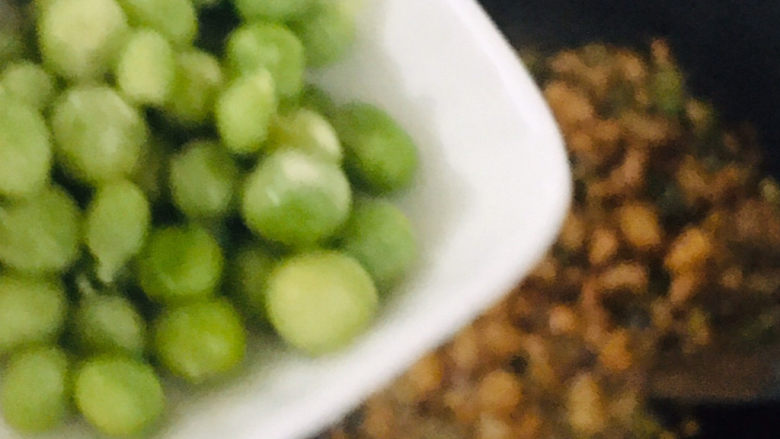 老北京炸酱面,倒入豌豆粒翻炒~