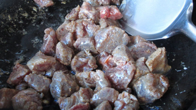 法式黑椒牛肉披萨 好吃好做,锅中放油,把<a style='color:red;display:inline-block;' href='/shicai/ 216'>牛肉</a>切大粒,放入煸炒至稍变色