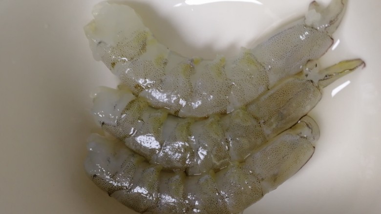 韭菜锅贴,虾洗净,挑去虾线,去头去壳。