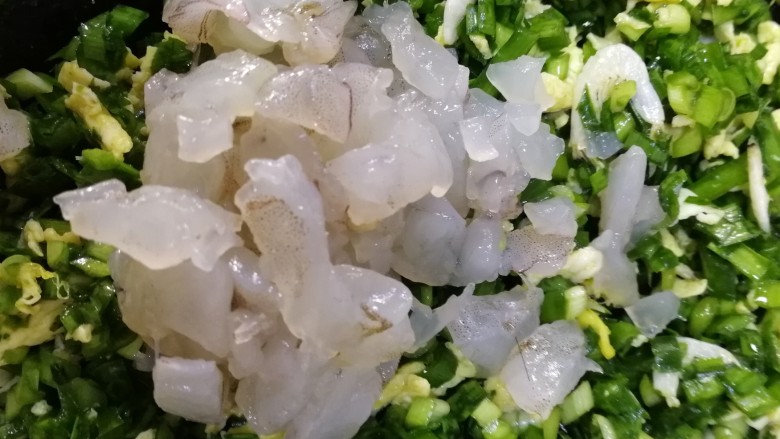韭菜锅贴,放入虾肉,拌匀。
