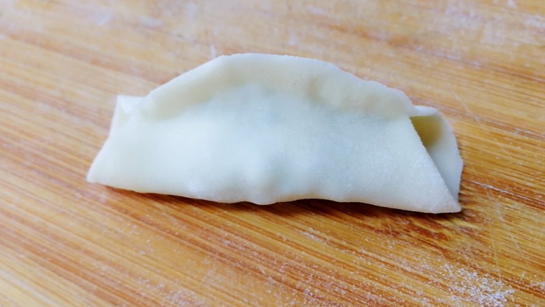 韭菜锅贴,中间捏紧,两边留口。