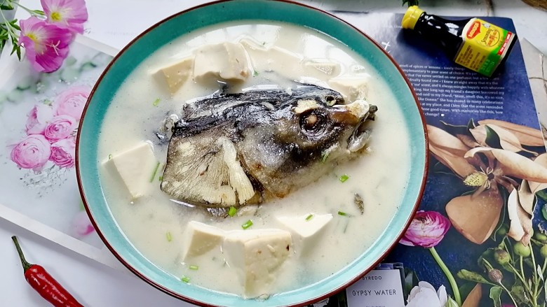 豆腐鱼头汤,拍上成品图,一道鲜美的豆腐鱼头汤就完成了。