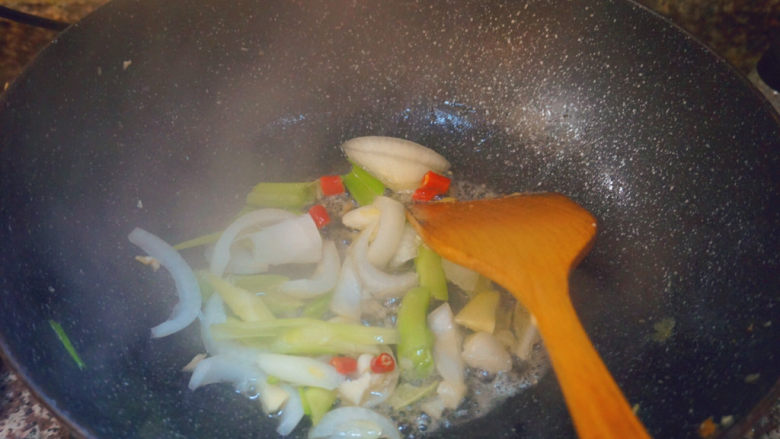 葱爆鱿鱼,热油下锅,爆炒准备好的配料(葱花先别放