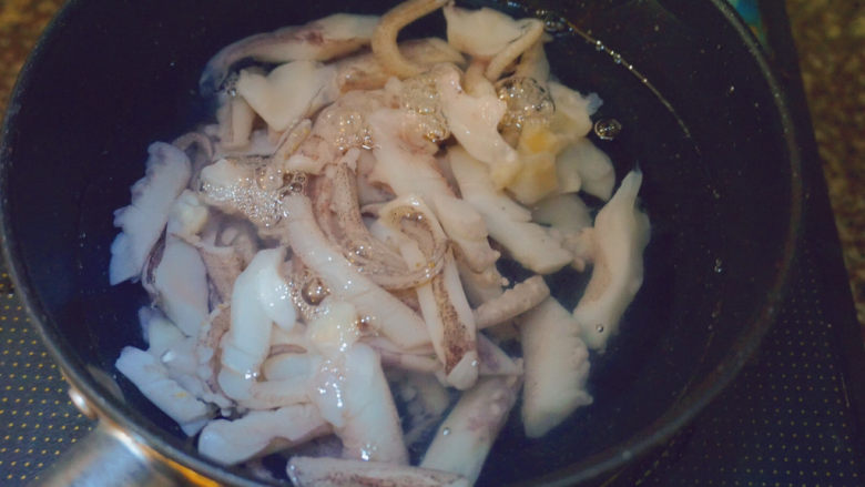 葱爆鱿鱼,冷水下锅,倒入鱿鱼