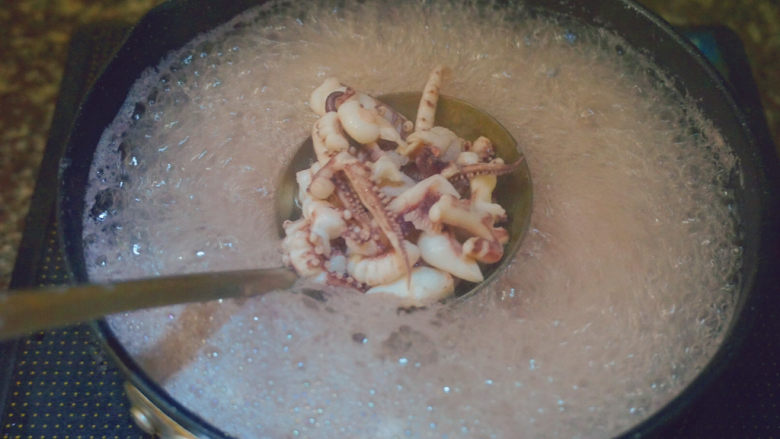 葱爆鱿鱼,开煮至沸腾,再小火煮7分钟
