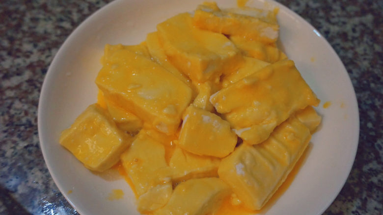 家常烧豆腐,这样豆腐都已经裹上面粉和蛋液啦~