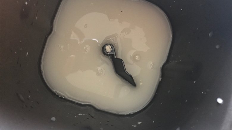 白馒头,搅拌,使酵母溶于水