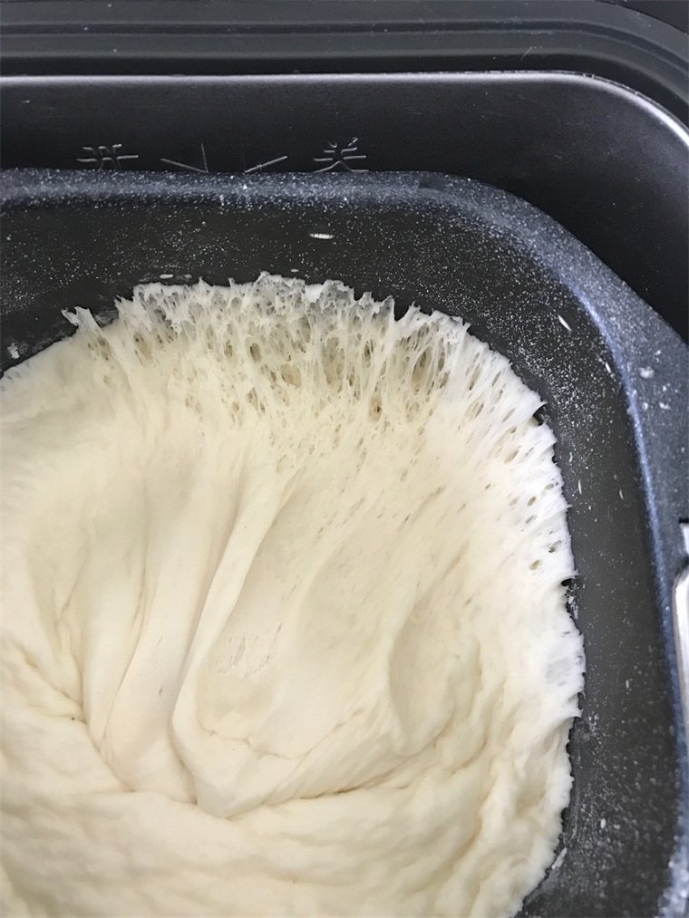 白馒头,看内部组织。手上拍一些干面粉,手工排一下气