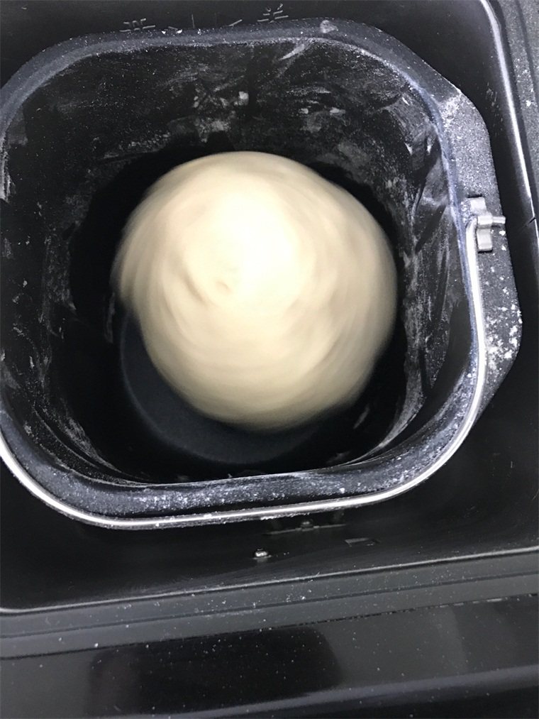 白馒头,排好气后放入一点干粉到面包机中,启动一次“自动揉面”