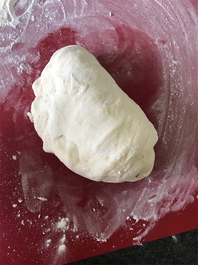 白馒头,半小时后揉面结束,在硅胶垫上撒干粉,面包机内取出面团,在垫子上揉成光滑面团,如果粘可以多加一些干粉