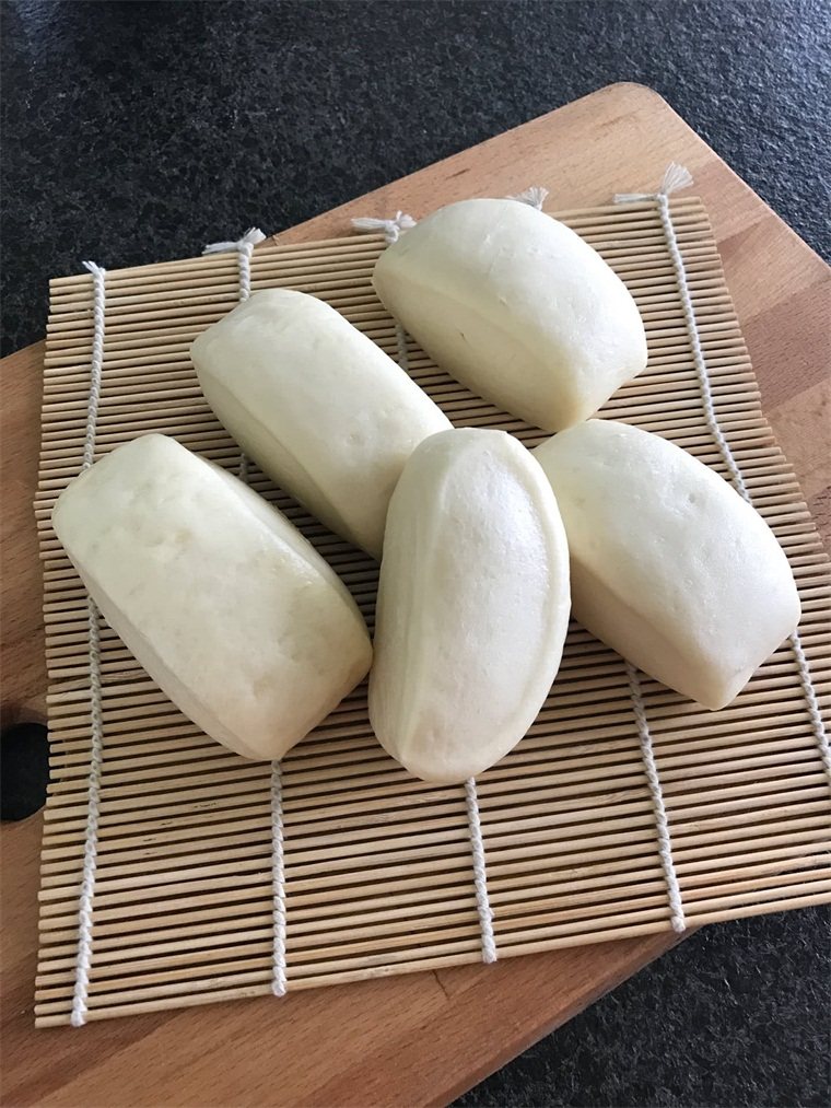 白馒头,可以吃了。早餐喝粥再配上一个白馒头,加一点点的酱菜,一早晨都不用担心会饿肚子