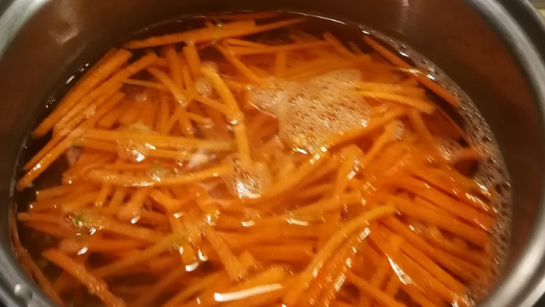 老北京炸酱面,汤锅水烧开 放入胡萝卜焯熟