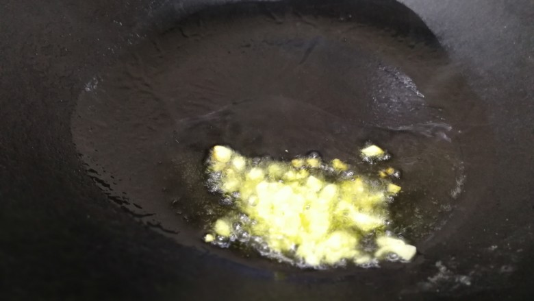 清炒冬瓜片,热锅倒入适量油,有温热放入蒜末,小火炒香。