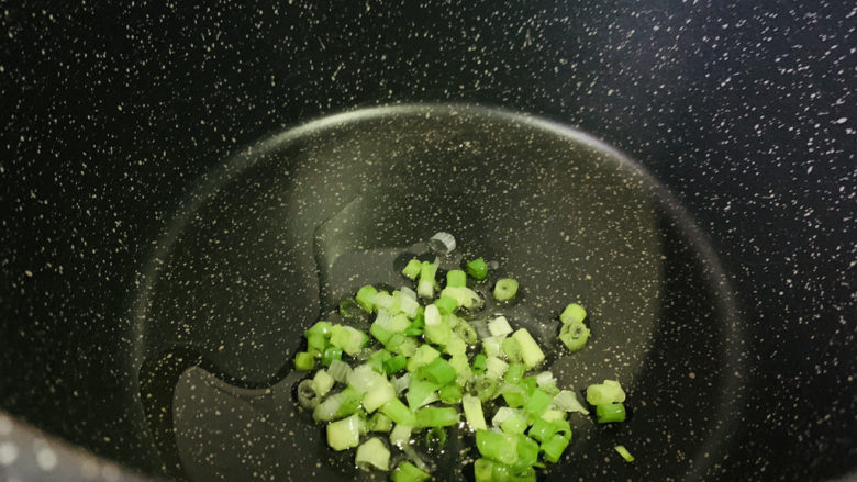 清炒冬瓜片,锅加食用油，热锅，加入葱粒