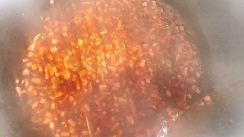 千张包肉,熬料汁,锅烧热,倒入调好的料汁,小火翻炒片刻倒入火腿丁和葱花,再翻炒均匀即可出锅