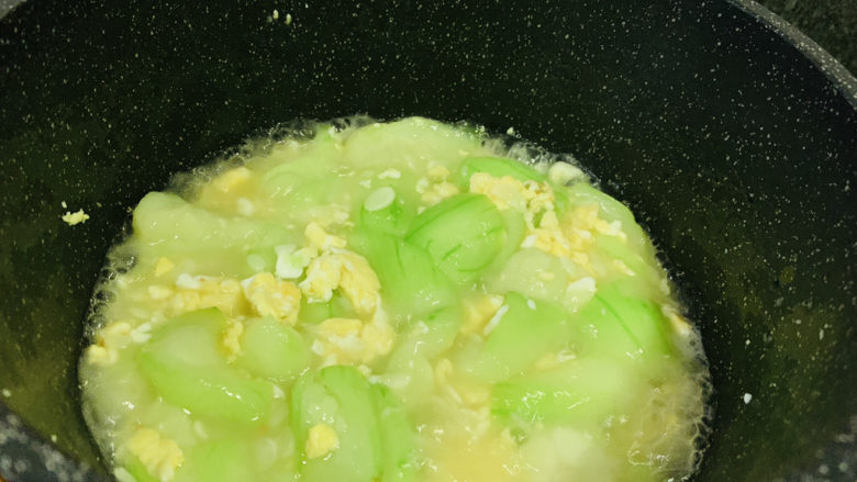 丝瓜炒鸡蛋,翻炒均匀,起锅