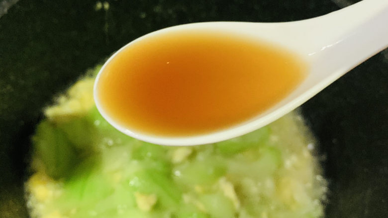 丝瓜炒鸡蛋,加<a style='color:red;display:inline-block;' href='/shicai/ 718'>料酒</a>