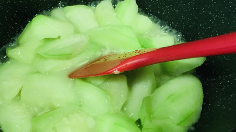 丝瓜炒鸡蛋,不断翻炒,丝瓜变软