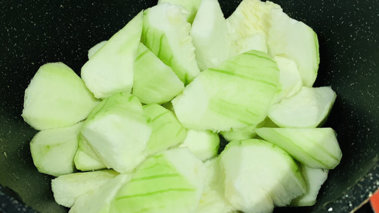 丝瓜炒鸡蛋,锅再加食用油,热锅,加入丝瓜