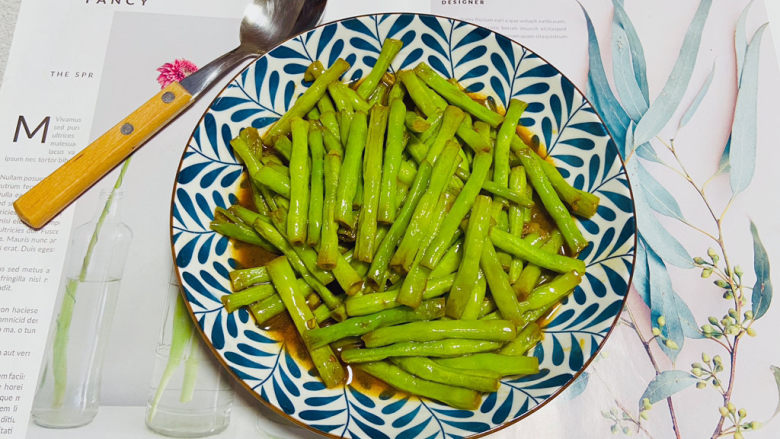 干煸豇豆,干煸豇豆口味咸香,色泽嫩绿,口感脆嫩,营养丰富。