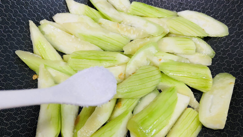 丝瓜炒鸡蛋,根据个人口味加入适量盐,翻炒均匀