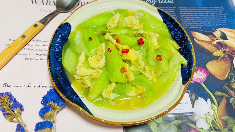丝瓜炒鸡蛋,丝瓜炒鸡蛋,色彩清丽口味鲜美