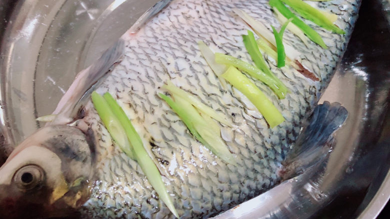 葱油鳊鱼,锅中加入水,将鱼盘放入锅中,盖盖儿,大火蒸10分钟。