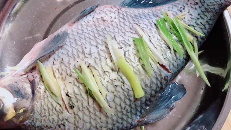 葱油鳊鱼,在鱼身和鱼肚子里放入葱姜。